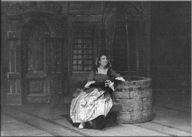 Vina Bovy campant une Manon rflchie, mais vaillante au Ier acte de l'opra de Jules Massenet.