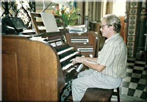 Pierre

Giroud à l'orgue de la cathédrale Saint-Louis de

Fort-de-France