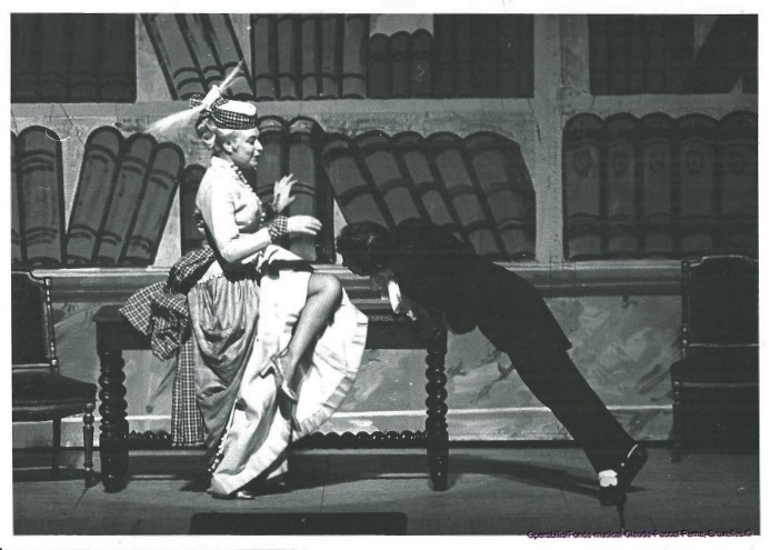 Un espiègle Tourillon dans La
Chauve-souris, très proche d’une Jacqueline Vallière (Arlette) amusée, au Théâtre Royal de Liège.