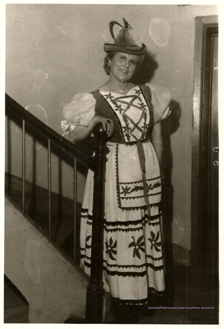 Mia Taylès dans Josefa la Tyrolienne (L’Auberge du Cheval-blanc), Théâtre Royal de Namur, 1958.