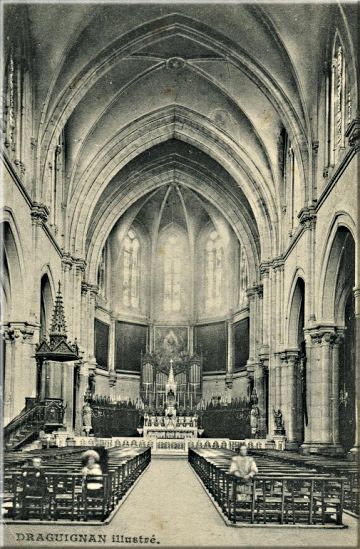 Eglise

Saint-Michel de Draguignan au début du XXe siècle : on

aperçoit, au fond du chœur, l'orgue Merklin qui sera

transféré plus tard à Gourbeyre