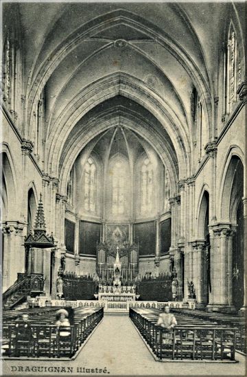 Eglise

Saint-Michel de Draguignan au début du XXe siècle : on

aperçoit, au fond du chœur, l'orgue Merklin qui sera

transféré plus tard à Gourbeyre