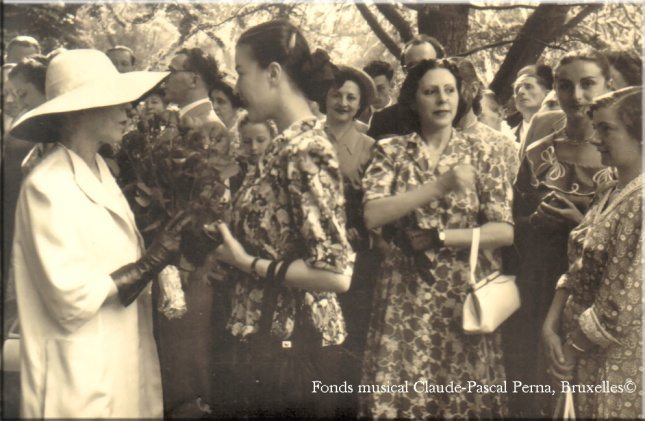 la Reine Elisabeth de Belgique (1re  gauche) et Lise Rollan (1re  droite)