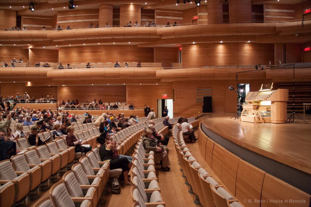 La console lectronique permet  l'organiste de faire physiquement partie de l'orchestre.