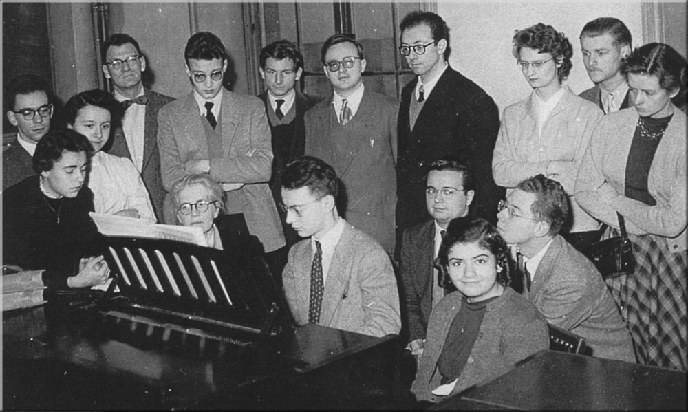 Classe d'accompagnement de Nadia Boulanger au Conservatoire National Suprieur de Musique de Paris en 1954-1955.