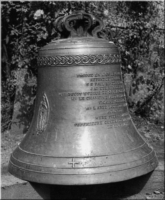 Cloche fondue  Villedieu-les-Poles, au cours des annes 1970