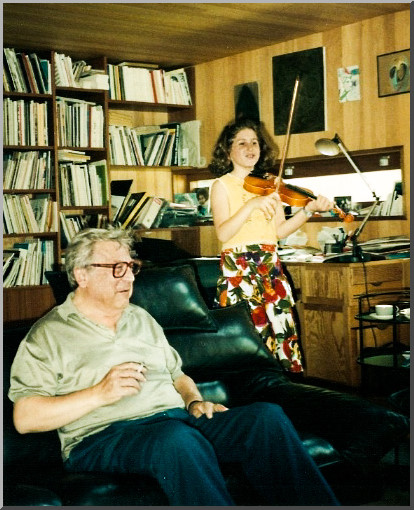Charles Cyroulnik et sa petite-fille Laura (vers 1989)