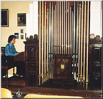 Gisèle Fellot-Mourguiart à l'orgue construit par Jean Fellot, 1978
