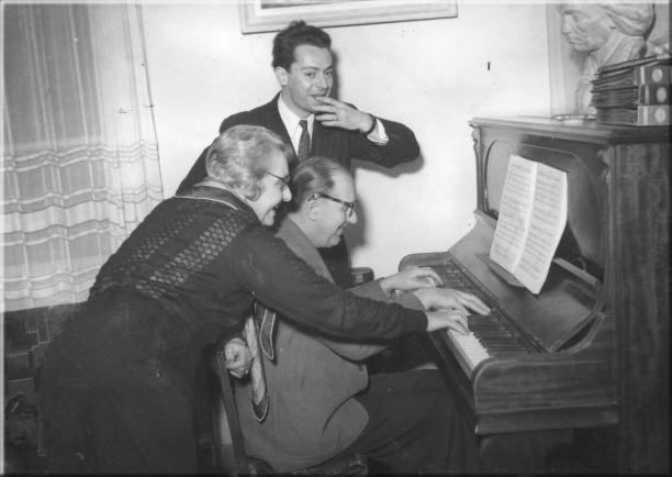 Marie-Louise Bollmann (1891-1977, fille ane du compositeur), Claude Delvincourt (au piano) et Pierre Germain .