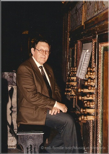 Andr Isoir  la console dun orgue ( identifier?)