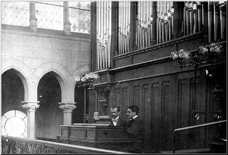 Pierre Kunc à l'orgue de la chapelle de l'école Ste Geneviève
