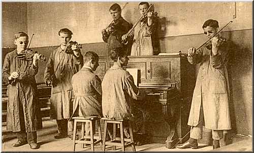 Charles Magin au piano ( gauche)  l'Institut des Jeunes Aveugles de Nancy