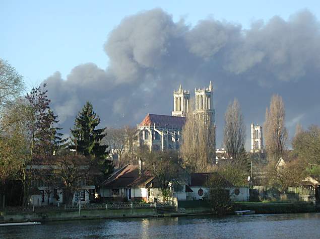 Un jour d'incendie sur Mantes - Photo © Marie-France Chatelais.