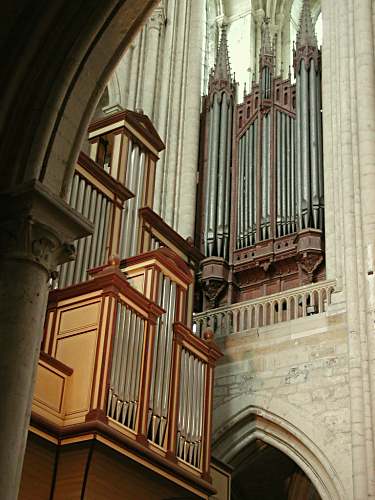 Mantes - L'ancien orgue - Photo © Marie-France Chatelais, 2003 - Spcialement pour Musica et Memoria.