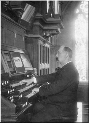 mile Martin  la console de l'orgue Cavaill-Coll de Saint-Lon de Nancy