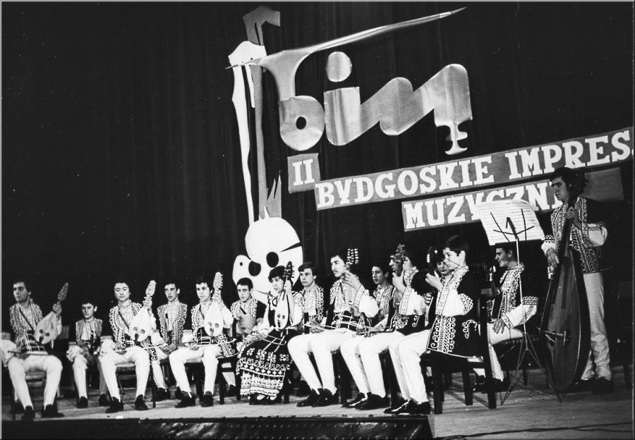 Concours international de musique de Bydgoszcz, un groupe de musique bulgare jouant de la gadoulka