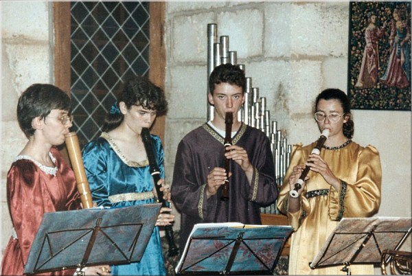 Les Escholiers de Sainte-Genevive au chteau de Nieul-les-Saintes, juillet 1993