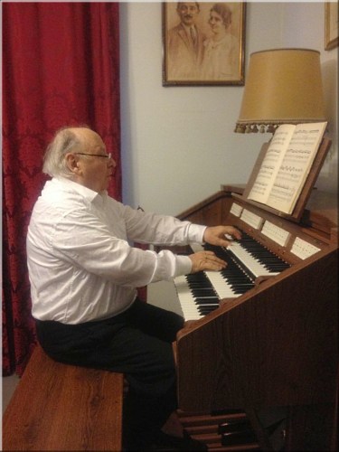 Guy Miaille aux claviers de son orgue personnel, dc. 2012