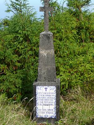 La stèle sur le lieu de l'accident, aux Açores. Photo BRUNO CHAIX, Panoramio. Cliquez pour voir le grand format.