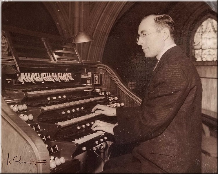 Bernard Pich  l'orgue de la cathdrale de Trois-Rivires, Qubec, o il fut titulaire de 1932  1945