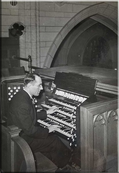 Bernard Pich  l'orgue de la basilique St-Pierre-St-Paul de Lewiston, Maine, Etats-Unis, o il fut titulaire de 1945  1966