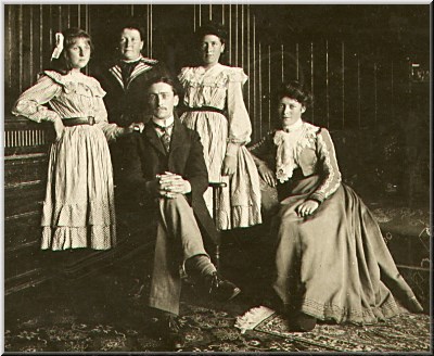 La Roche: Adolphe Piriou avec sa mre et ses 3 surs, vers 1900.