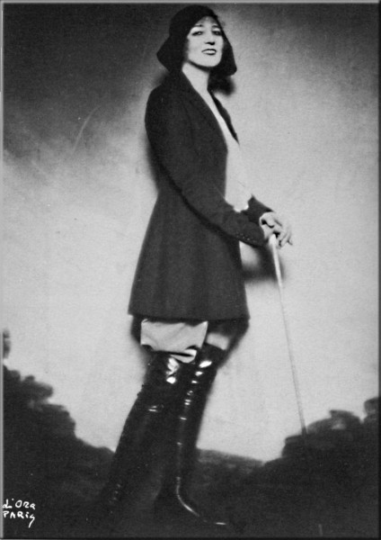 Ida Rubinstein en tenue de cavalire ( coll. particulire, avec l'aimable autorisation de l'auteur)