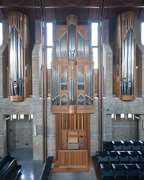 L'orgue, vue de la tribune. Buffet de chne blanc.