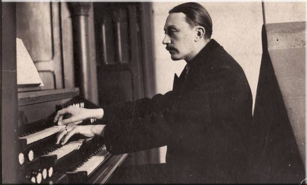 Édouard Souberbielle à l'orgue de l'église Notre-Dame-de-la-Croix, Paris 20e, vers 1930 