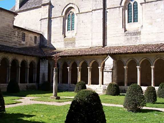 St-Emilion: jardins et clotre de la collgiale - © Marie-Ccile de la Montagne