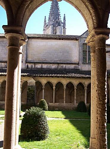 St-Emilion: jardins et clotre de la collgiale - © Marie-Ccile de la Montagne