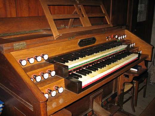 Saint-Philbert-de-Grand-Lieu : console de l'orgue