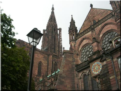 Strasbourg : cathédrale Notre-Dame, grand-orgue suspendu Alfred Kern (1981) dans buffet du XVe siècle, et orgue de chœur Joseph Merklin, 1878