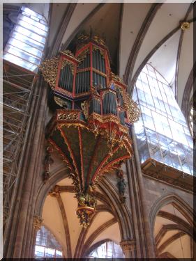 Strasbourg : cathdrale Notre-Dame, grand-orgue suspendu Alfred Kern (1981) dans buffet du XVe sicle, et orgue de chur Joseph Merklin, 1878