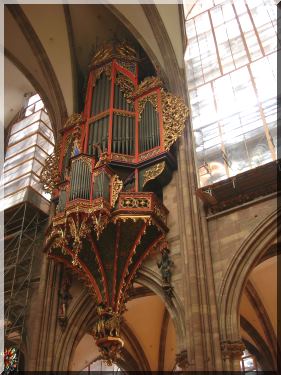 Strasbourg : cathdrale Notre-Dame, grand-orgue suspendu Alfred Kern (1981) dans buffet du XVe sicle, et orgue de chur Joseph Merklin, 1878