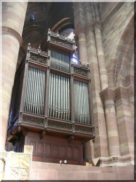 Strasbourg : cathdrale Notre-Dame, grand-orgue suspendu Alfred Kern (1981) dans buffet du XVe sicle, et orgue de chur Joseph Merklin, 1878