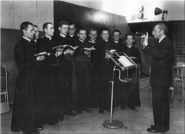 Otto Tichy dirigeant un choeur de séminaristes à Prague