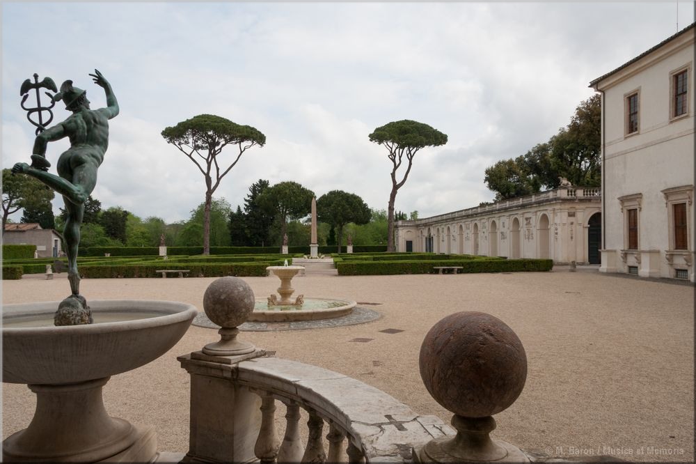 La vasque de la loggia et le Mercure de Giambologna (16e sicle, copie du 19e)