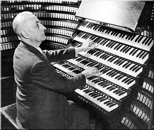 Marcel Dupr aux claviers de l'orgue Wanamaker de Philadelphie.